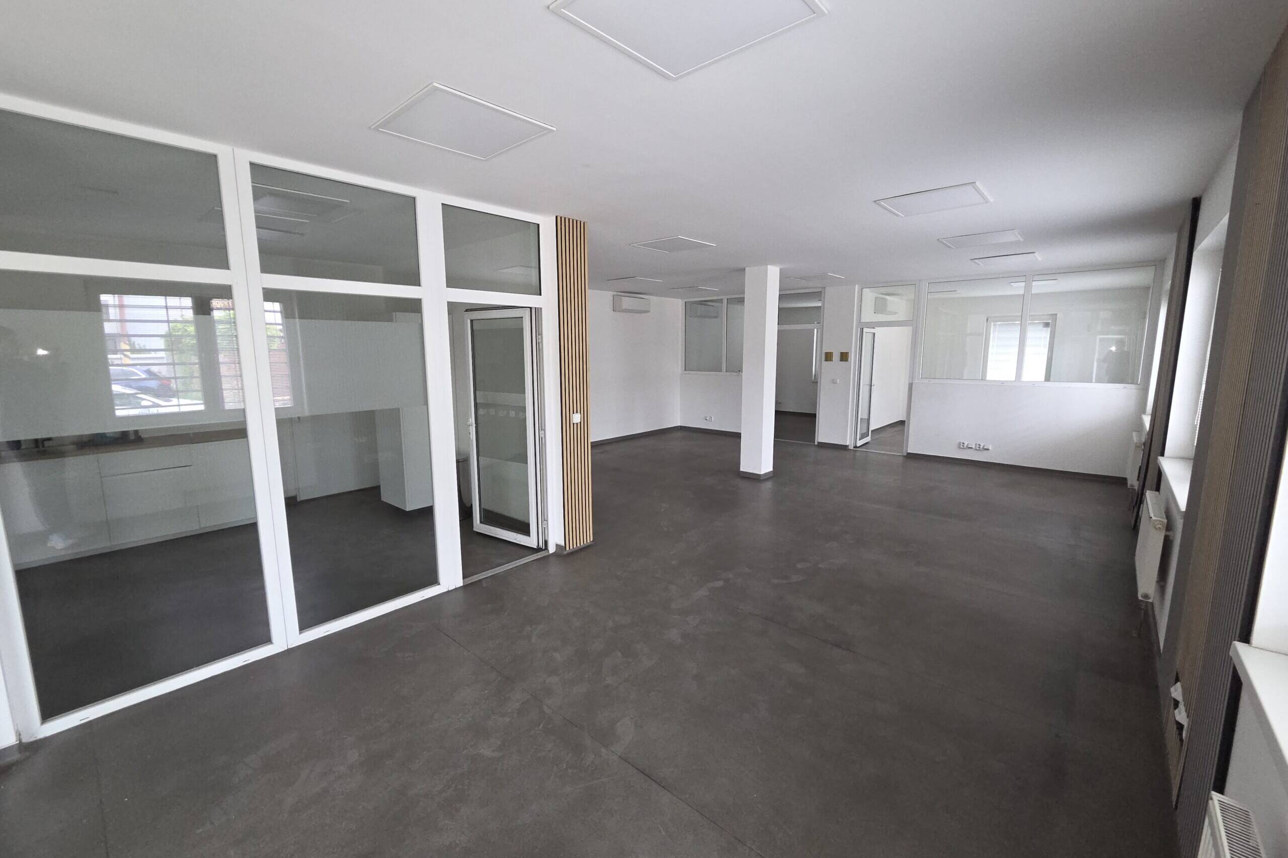 Leeres Büro mit Fenstern.